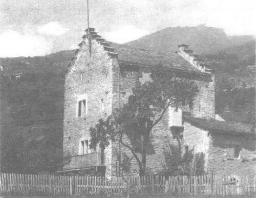Замок Мюзо XIII в реставрирован в XVIII в близ Сьер кантон Вале За это - фото 57