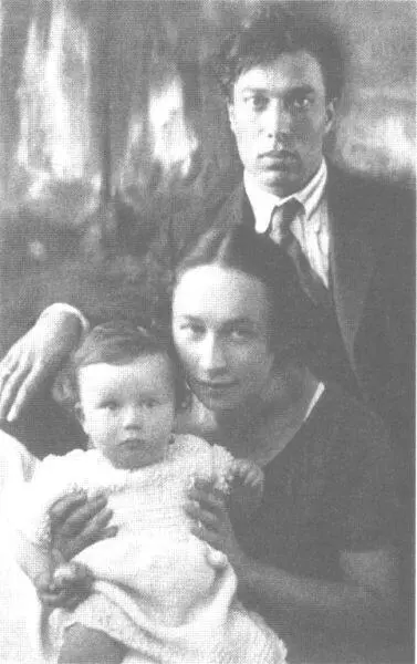 Б Л Пастернак с женой Евгенией Владимировной и сыном Женей 1924 г Райнер - фото 62
