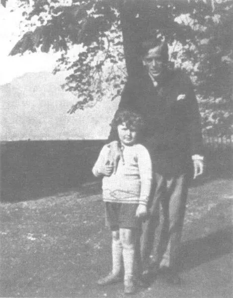 С Я Эфрон с сыном Савойя начало 1930х гг Зинаида Шаховская в своих - фото 73