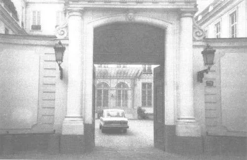 Советское полпредство в Париже на улице Гренель Сергей Эфрон Однако ни в - фото 81