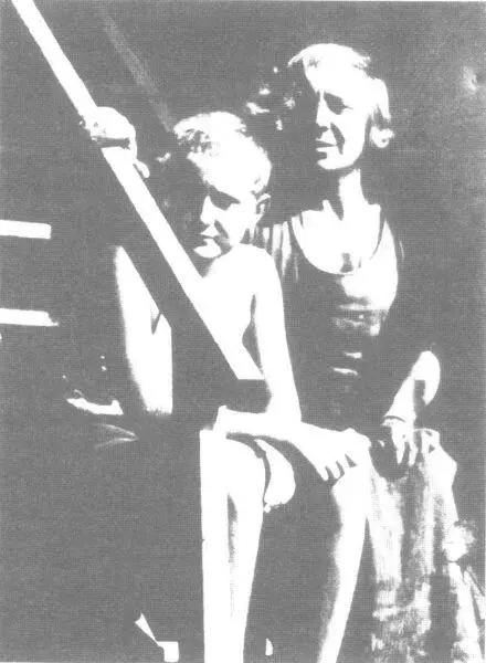 С сыном в Фавьере 1935 г Со временем появляются новые знакомые молодой - фото 103