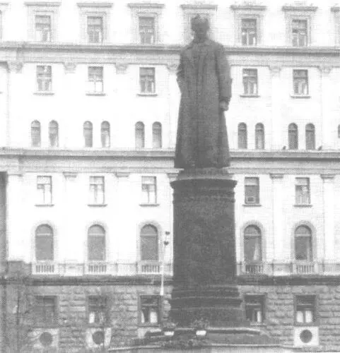 Памятник Дзержинскому у здания Штабквартиры КГБ на Лубянской площади Точно то - фото 24