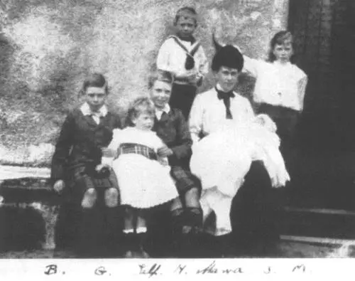 Мать Эдуарда принцесса Уэльская с детьми 1905 г Эдуард и Альберт с - фото 2