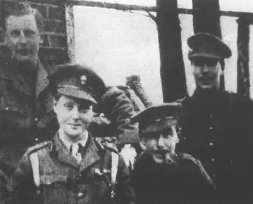 Эдуард с бойцами 2го Гвардейского гренадерского батальона 1915 г Эдуард во - фото 8