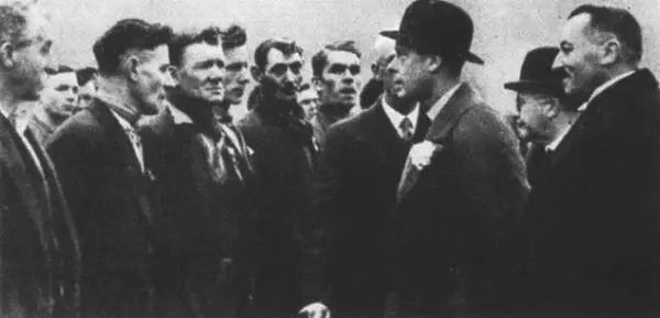 Поездка в Южный Уэльс 1936 г С Уоллис Симпсон на западной террасе замка - фото 20