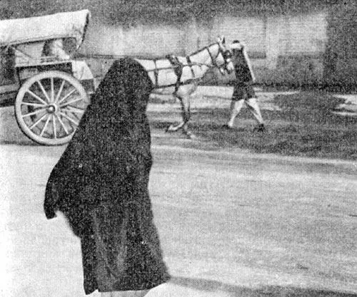 Женщину закутанную пардой нередко еще можно встретить на улицах пакистанских - фото 18
