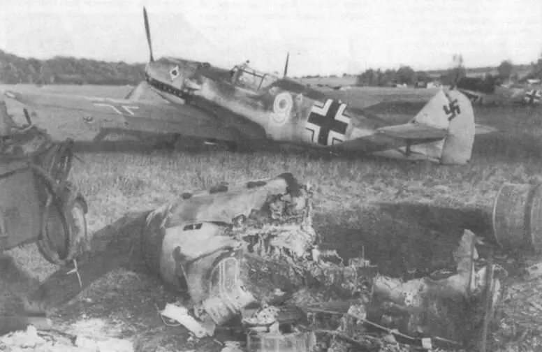 Me 109Е3 из IIJG 53 на одном из французских аэродромов июль 1940 года - фото 102