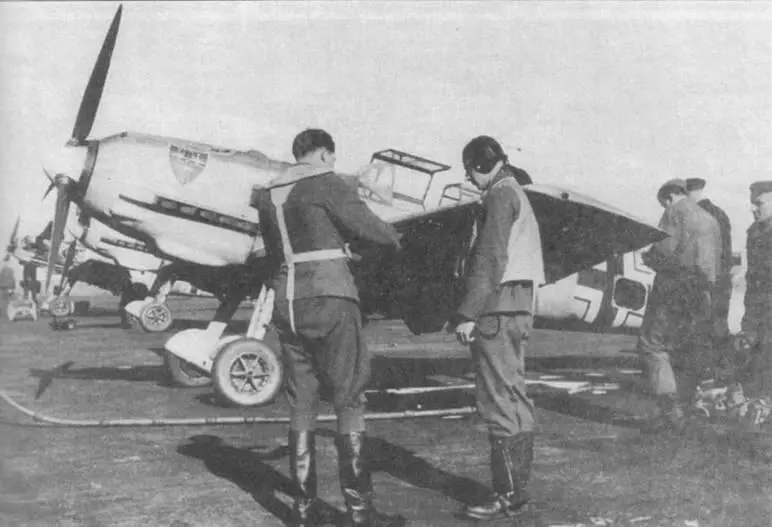 Пилоты IIIJG 54 готовятся к вылету на ЛаМанш июль 1940 года Самолеты - фото 104