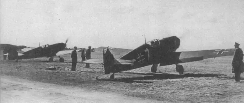 Пара Me 109Е1 из 1JG 20 выруливает на старт 1939 год На переднем плане - фото 81