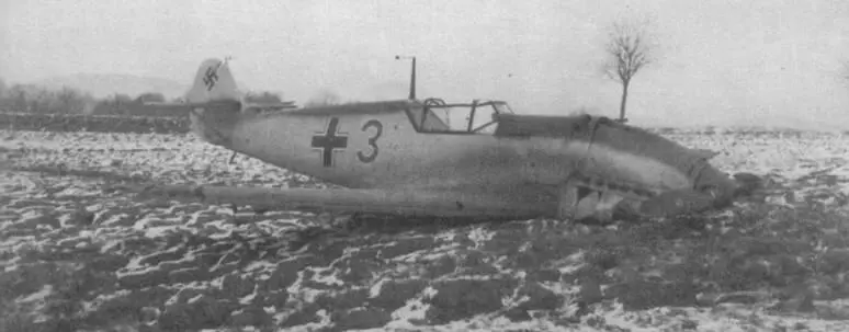 Mе 109D конец 1939 года Вероятно машина принадлежала IJG 71 Самолет несет - фото 82