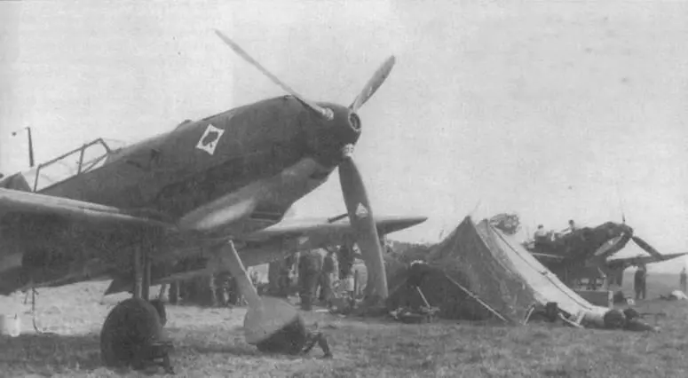 Пара Me 109Е3 из JG 53 во время летней мобилизации 1939 года Полк JG 53 - фото 85