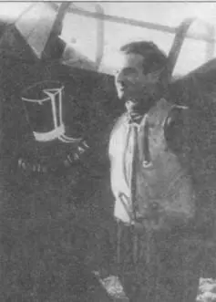 Лейтенант Винфрид Шмидт из 5JG 77 стоит на фоне своего самолета Под фонарем - фото 91