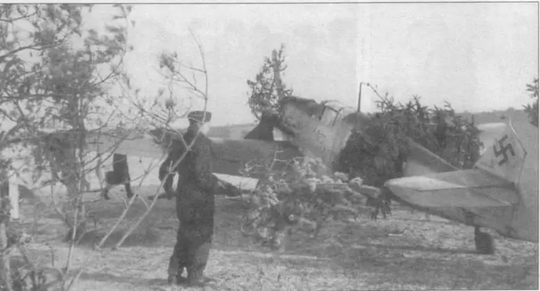 Me 109Е WNr 489 из 4JG 77 сфотографированный 19 декабря 1939 года на базе - фото 92