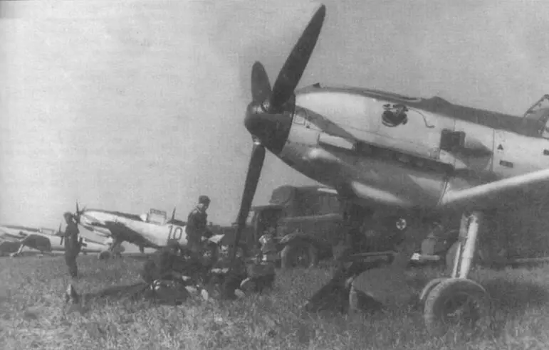 Три снимка Me 109Е из IJG 77 на аэродроме в Одендорфе начало мая 1940 года - фото 98