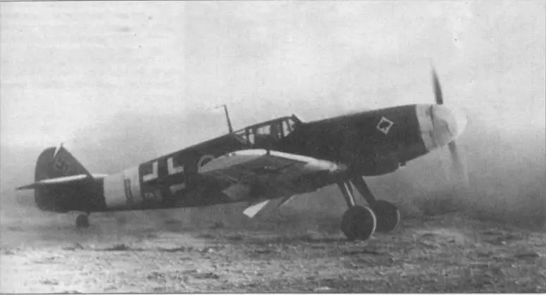 Me 109F4trop из 9JG 53 выруливает на старт летоосень 1942 года Самолет - фото 71