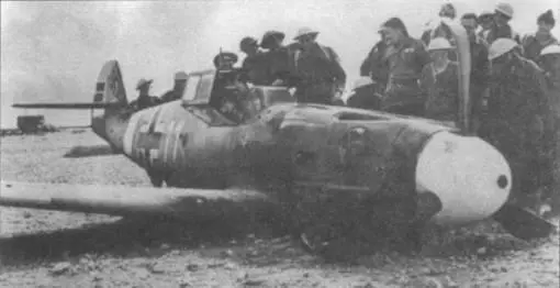 Английские солдаты рядом со сбитым Me 109G2 из 1JG 27 совершившем - фото 74