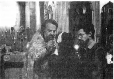 о Александр Мень дающий Причастие Справа Андрей Еремин Новая Деревня 1989 - фото 6