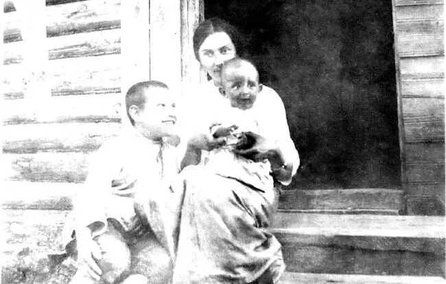 E M Любимова с сыном Е М Любимова и няня Коли т 1 в столовой Фото М - фото 14