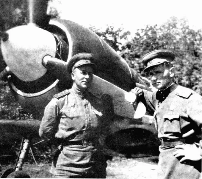 Летчик АЕ Клещев и командир 88го гвардейского иап СС Рымша у самолета - фото 34