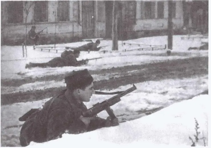 Преследование врага в городе 29 ноября 1941 г Убитый немецкий солдат в - фото 76