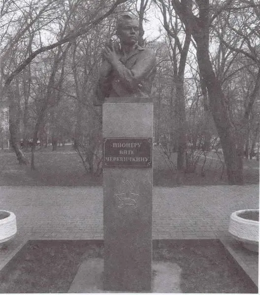 Бюст Вити Черевичкина Скульптор НВ Аведиков 1960 г Памятник - фото 96