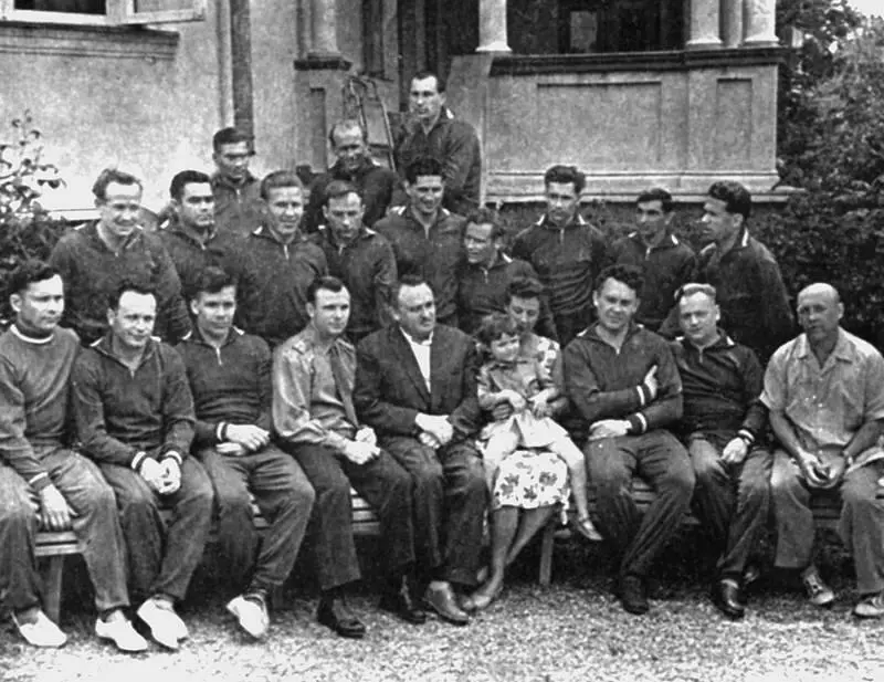 Космонавты у Королева в Явейной Май 1961 г Беседа главных конструкторов - фото 27