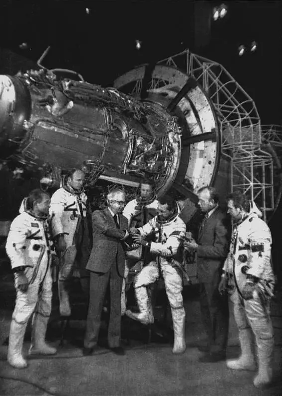 Космонавты у станции Салют Космонавты на приеме в Кремле 1969 г - фото 33