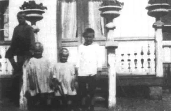 Братья и сестры слева направо Арилд Эллинор Сесилия Туре 1920 Нёрхолм - фото 3