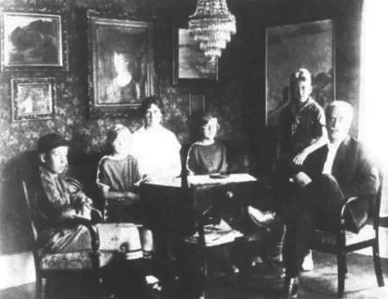 Семья собралась в большой гостиной Нёрхолм 1926 Сесилия 1939 Эллинор - фото 8