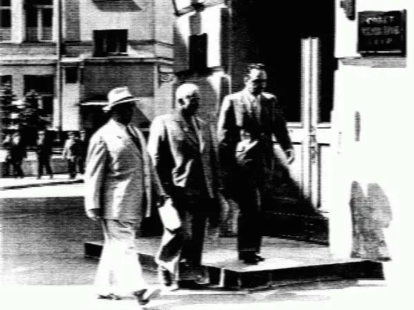 Никита Хрущев Анастас Микоян и Георгий Маленков идут на работу в Кремле 1954 - фото 5