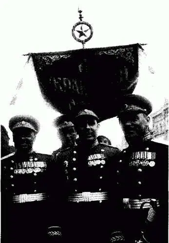 Леонид Брежнев на Параде Победы на Красной площади 24 июня 1945 г После парада - фото 9