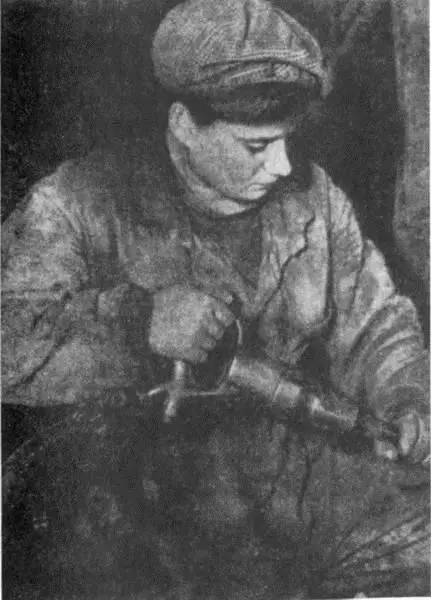Рис 12 ТВ Федорова р 1915 работница Метростроя с отбойным молотком - фото 13