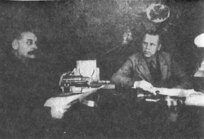 Рис 17 АГ Васильев 18851937 справа отец ТА Иваненко со своим - фото 19