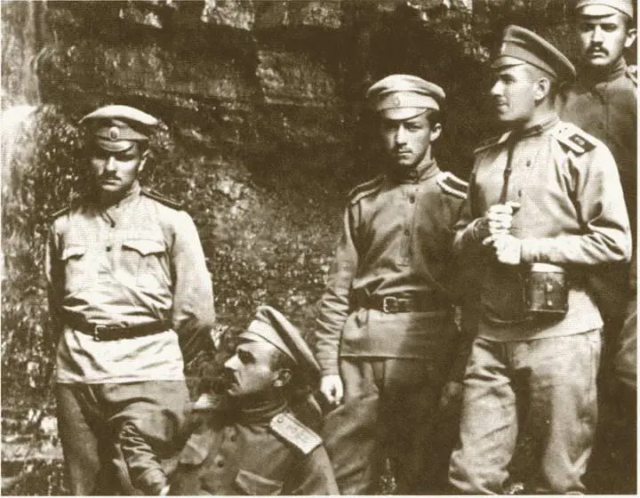 Юнкера 3й Тифлисской школы прапорщиков Слева Андрей Жданов 1916 г - фото 16