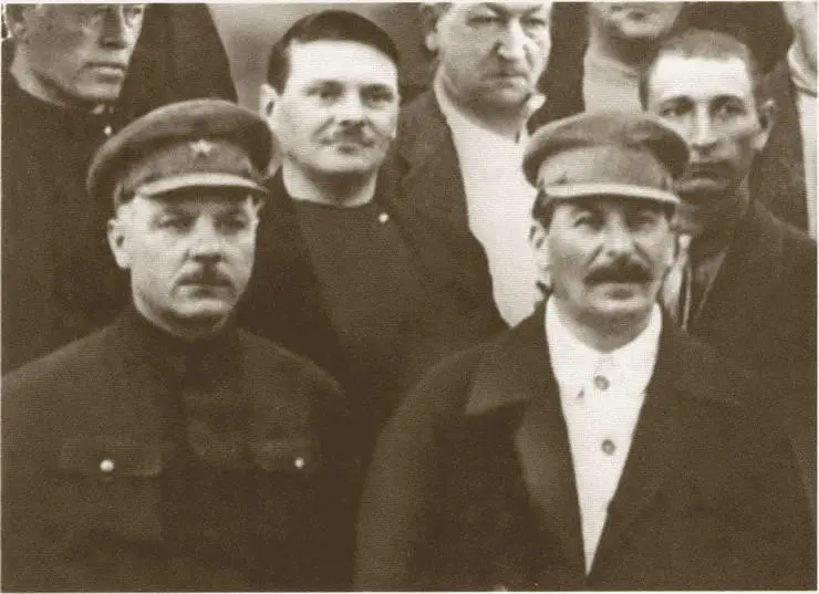 На первомайском параде КЕ Ворошилов АА Жданов и ИВ Сталин 1933 г - фото 27