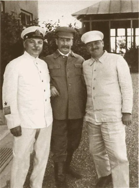 На сталинской даче в Сочи КЕ Ворошилов ИВ Сталин и АА Жданов 1936 г - фото 30