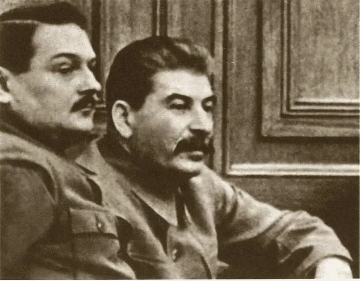 Соратники на даче вождя в Сочи Середина 1930х гг На одном из партийных - фото 42