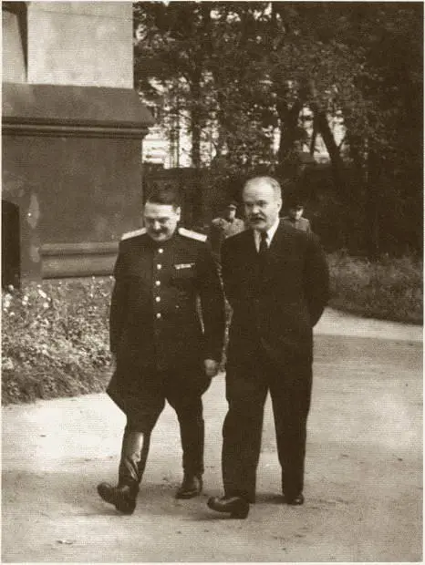Товарищи Жданов и Молотов в Кремле сзади личная охрана 1946 г - фото 63