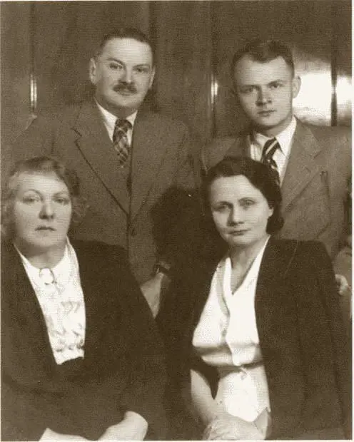 Семья Ждановых сестра Анна Александровна сидит слева и жена Зинаида - фото 66