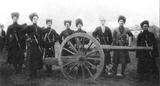 Терские казакиартиллеристы Ахмадшах Слева от него генерал Реза Пехлеви - фото 23