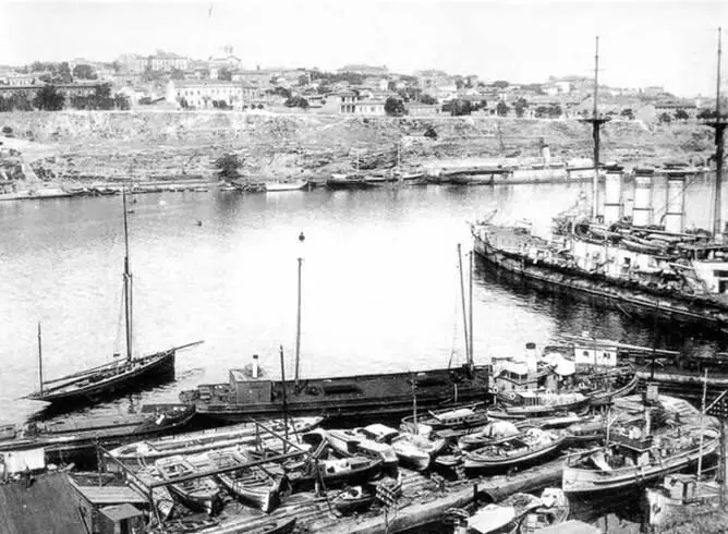 Перед построением вверху Иоанн Златоуст в Севастополе 19181919 гг Слева - фото 125