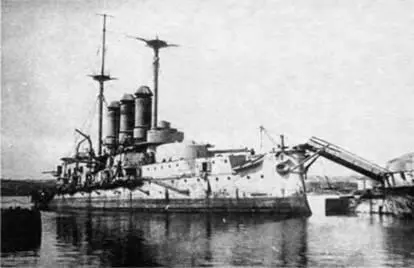 На рейде Севастополя 1918 г вверху Евстафийперед разборкой в 1920е гг - фото 42