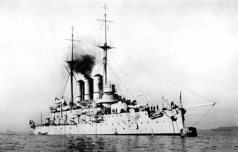 Линейный корабль Иоанн Златоуст после вступления в строй в 1911 г вверху - фото 73