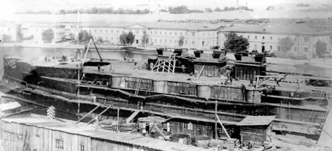 Иоанн Златоуст в период достройки на плаву 25 августа 1906 г вверху и в - фото 76