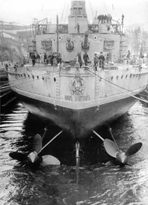 На линейном корабле Иоанн Златоуст во время погрузки боезапаса 19121913 гг - фото 91