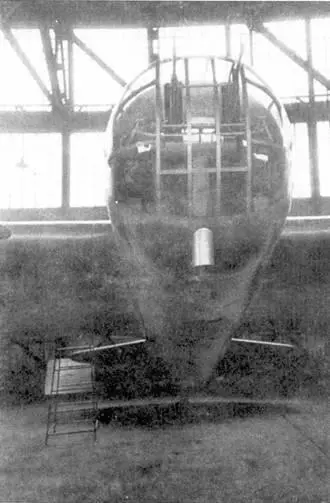 Бомбоотсек СБ2 На переднем плане видны вертикально подвешенные на замках - фото 129