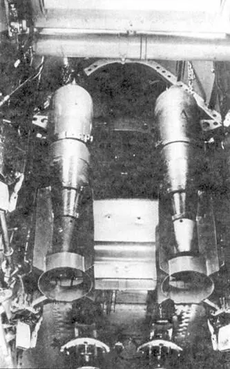 Бомбоотсек СБ2 На переднем плане видны вертикально подвешенные на замках - фото 130