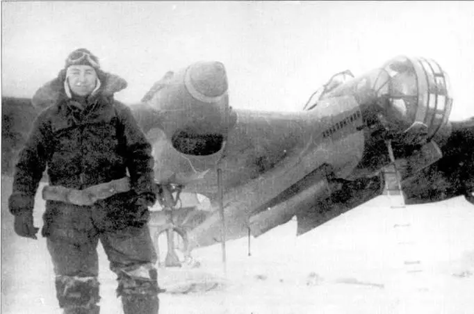 Летчик Иван Мазурук у самолета СБ2 М103 Авиаарктика 1940 год На самолете - фото 83