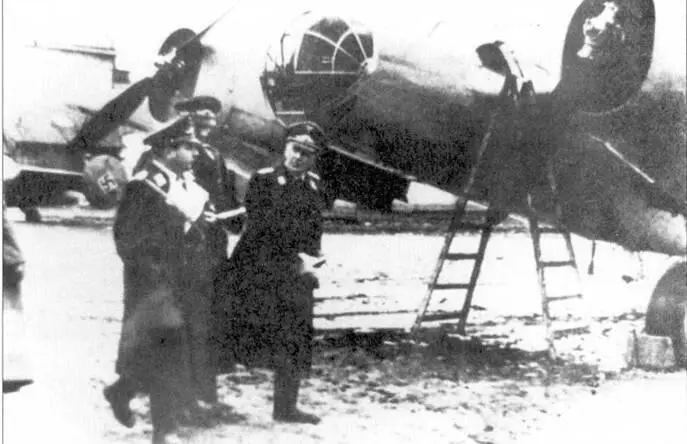 Генерал люфтваффе Эрнст Удет инспектирует чехословацкий аэродром На переднем - фото 88