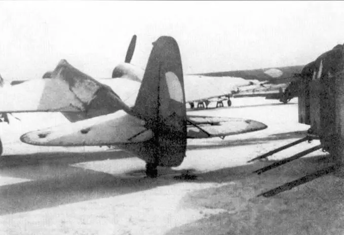 Присыпанный снегом В71 чехословацких ВВС на аэродроме Новый В71 - фото 92